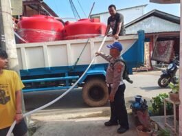 Polsek Batu Ampar Amankan Hari Ke-23 Pendistribusian Air Bersih Pemerintah di Tanjung Sengkuang dan Batu Merah