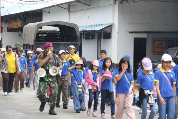 Prajurit Brigif 1 Marinir TNI AL Terima Kunjungan Edukatif SD Ketapang III Cibubur