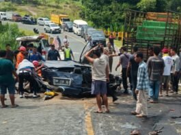 Truk Bermuatan Baja Ringan Hantam Minibus di Jalan Alternatif Parapat, 3 Orang Dikabarkan Meninggal