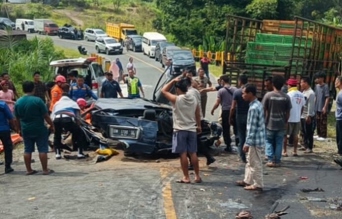 Truk Bermuatan Baja Ringan Hantam Minibus di Jalan Alternatif Parapat, 3 Orang Dikabarkan Meninggal