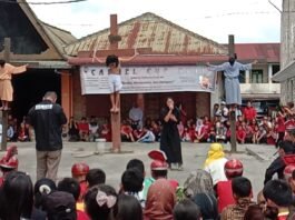 Jumat Agung di Paroki Maria Pertolongan Orang Kristen Sidikalang, Umat Kenang Pengorbanan Kristus