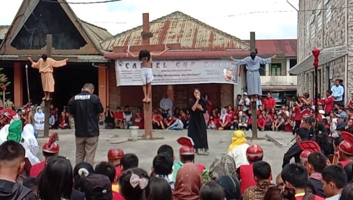 Jumat Agung di Paroki Maria Pertolongan Orang Kristen Sidikalang, Umat Kenang Pengorbanan Kristus