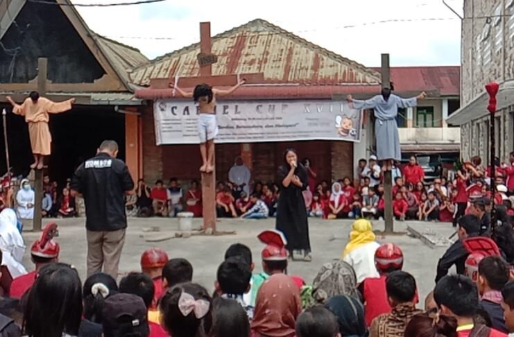 Jumat Agung di Paroki Maria Pertolongan Orang Kristen Sidikalang, Umat Kenang Pengorbanan Kristus