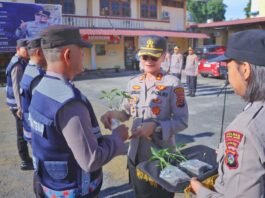 Kapolres Pematangsianțar Berikan Bantuan Bibit Cabe dan Terong kepada Bhabinkamtibmas