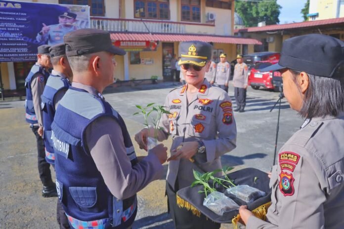 Kapolres Pematangsianțar Berikan Bantuan Bibit Cabe dan Terong kepada Bhabinkamtibmas