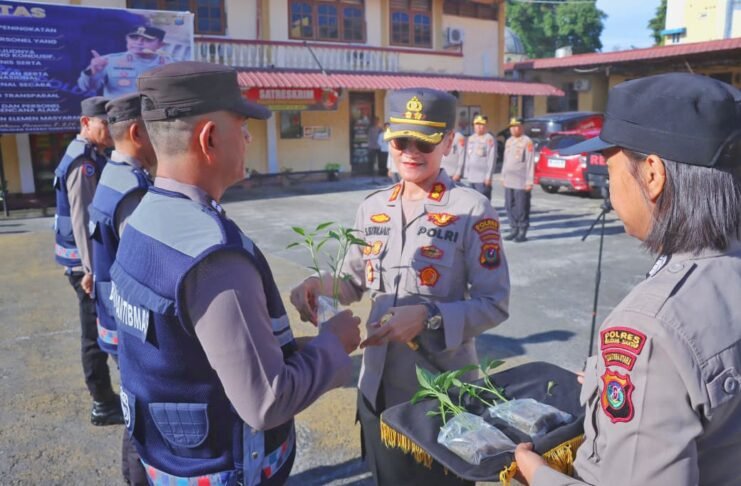 Kapolres Pematangsianțar Berikan Bantuan Bibit Cabe dan Terong kepada Bhabinkamtibmas